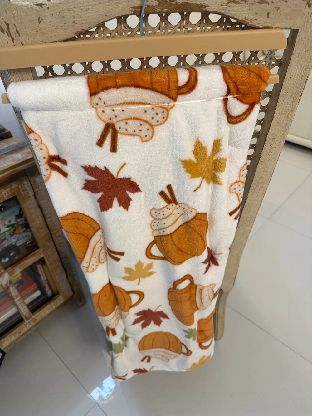Autumn White/Gold Pumpkin/Pumpkin Spice/Leaf Print Velvet Plush Throw Blanket